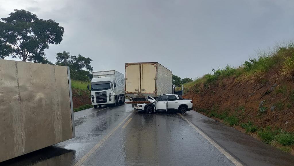 Condutor de caminhão fica preso nas ferragens após acidente...