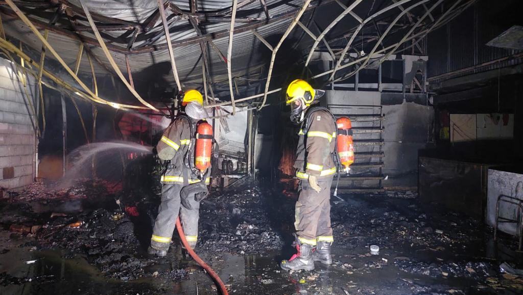 Incêndio destrói depósito de bebidas em Monte Carmelo