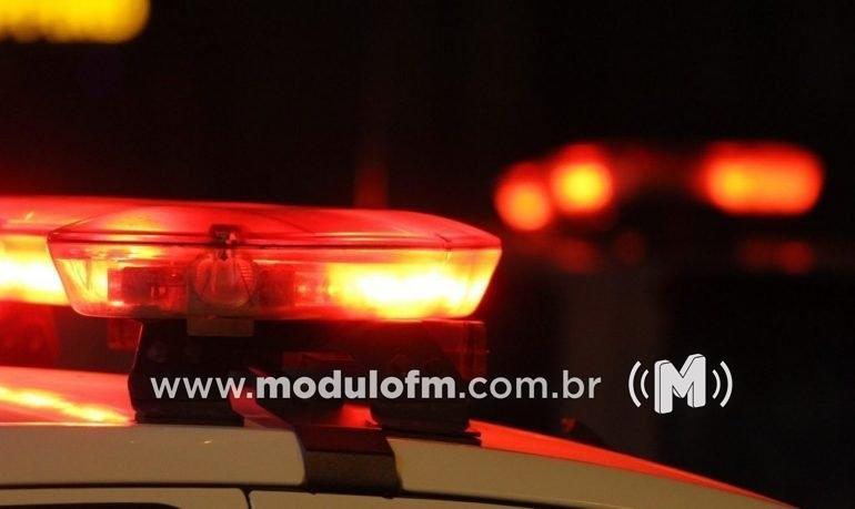 PM recupera moto furtada e prende dois homens em...