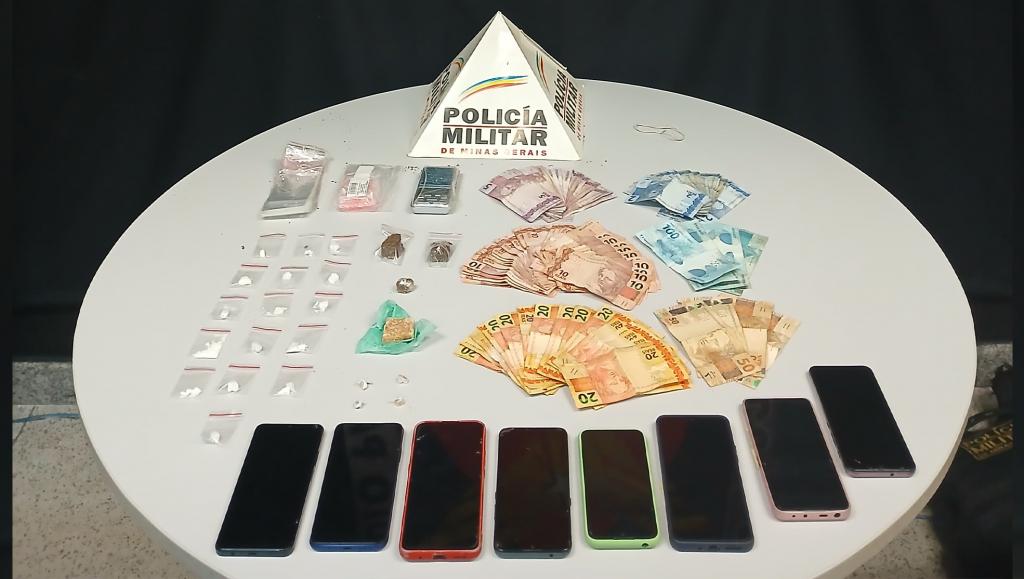 Polícia Militar aborda veículo, apreende drogas e prende três...