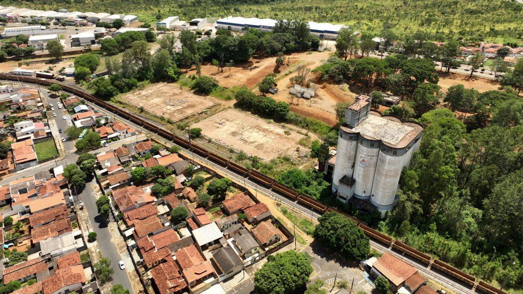 Prefeitura realiza limpeza no terreno da CASEMG; à Módulo...