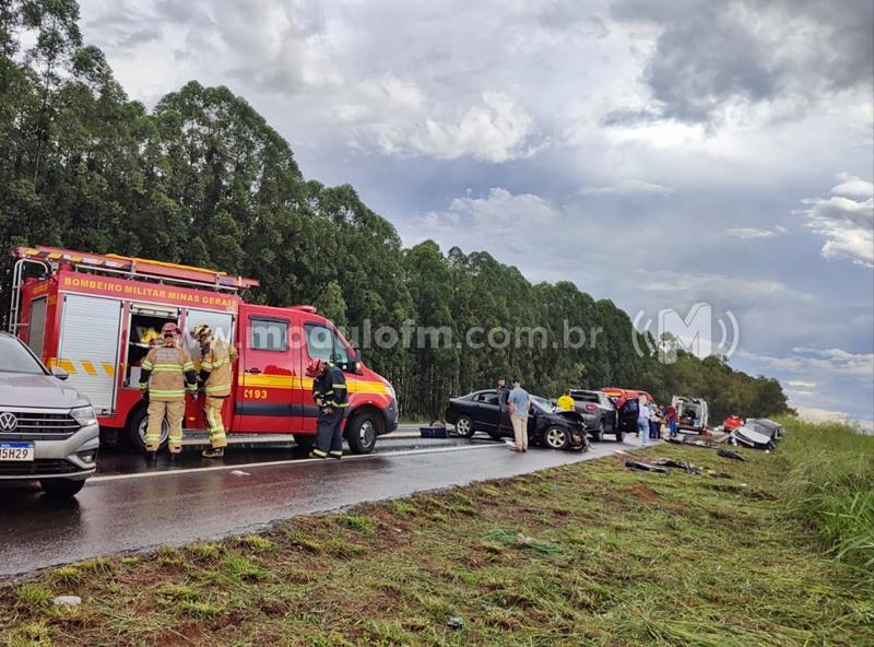 Acidente na BR-365 deixa duas pessoas feridas próximo a...