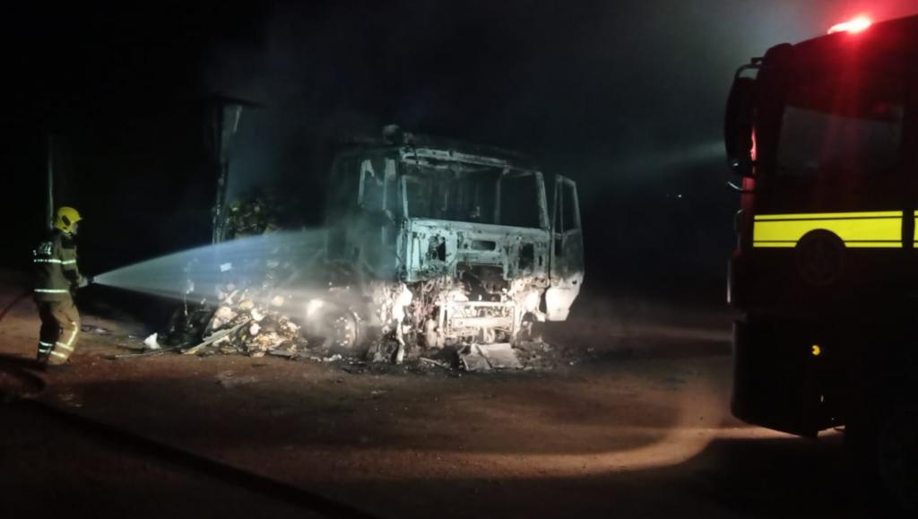 Caminhão com carga de alimentos é destruído por incêndio...
