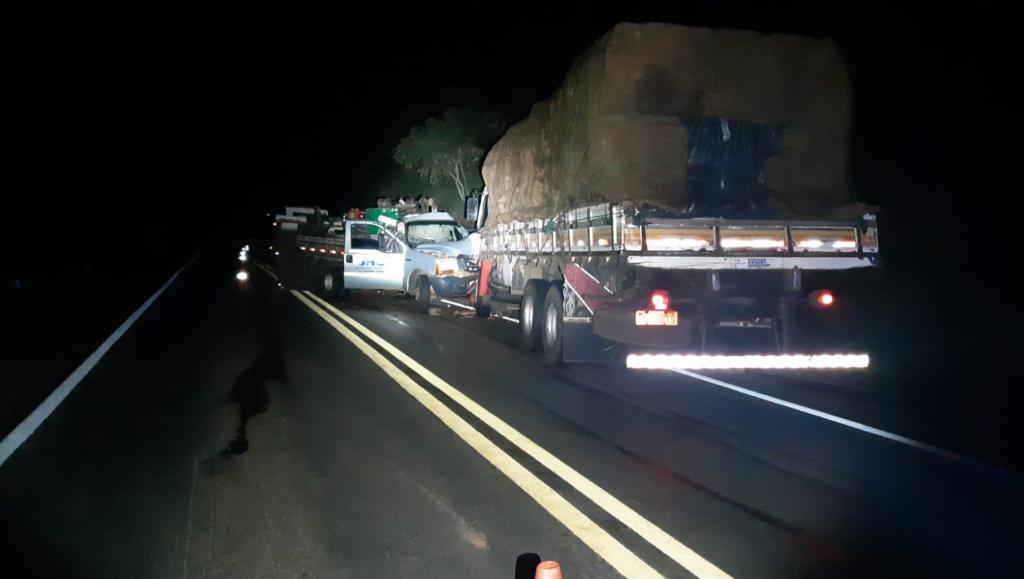 Caminhão e caminhonete colidem de frente na 
