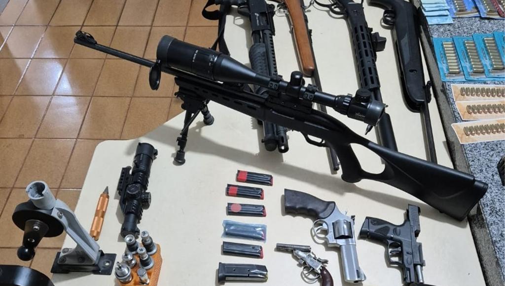 Homem é preso em Monte Carmelo com arsenal de...