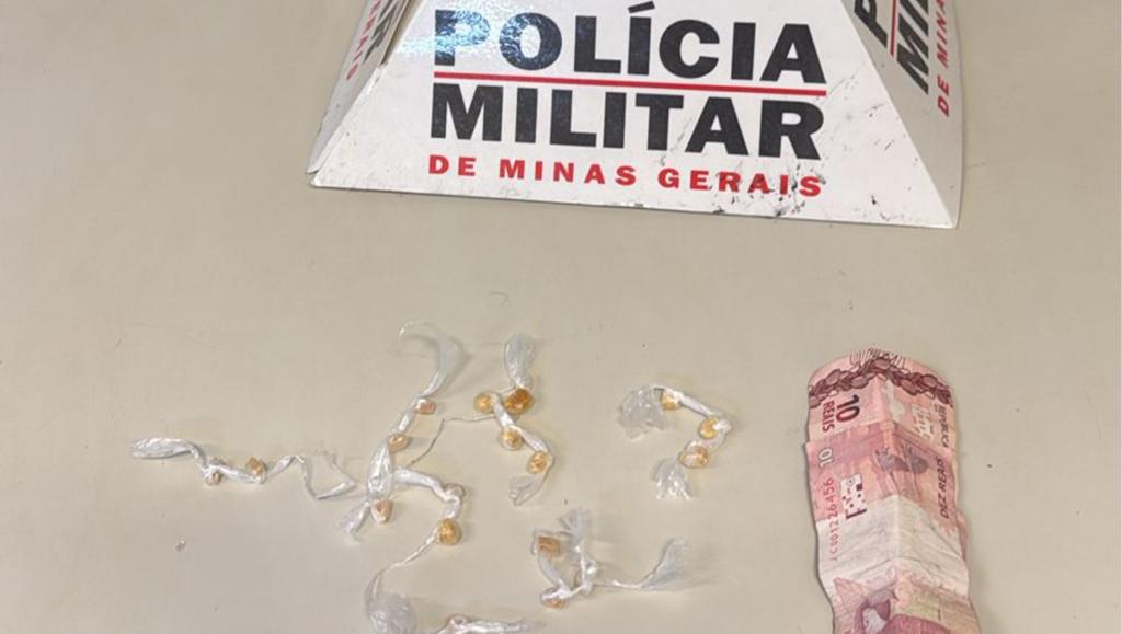 Homem é preso por tráfico de drogas próximo a...