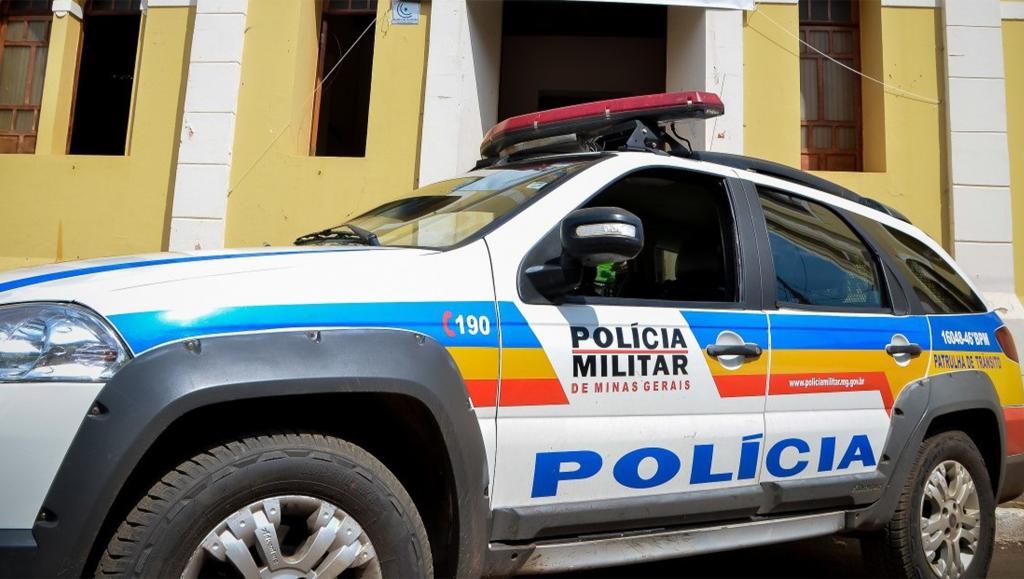 Homem tem celular furtado de dentro do carro no...