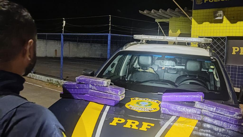 Jovem é preso com 13 barras de maconha na...