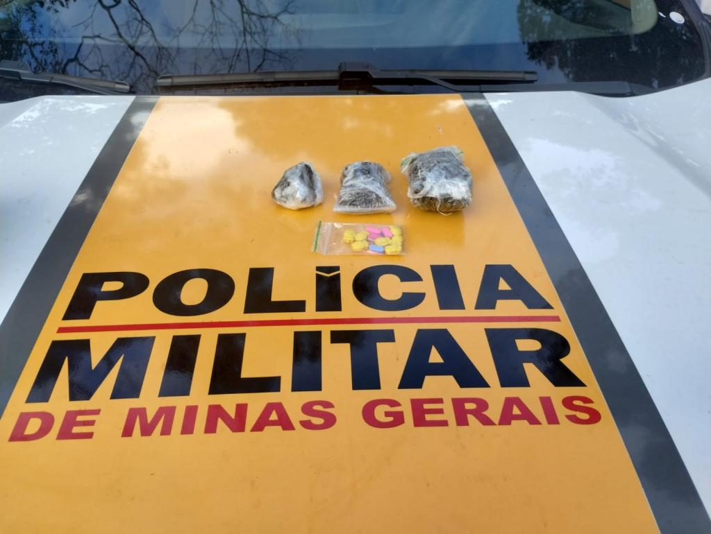 Jovem é preso por tráfico de drogas na MG-190,...