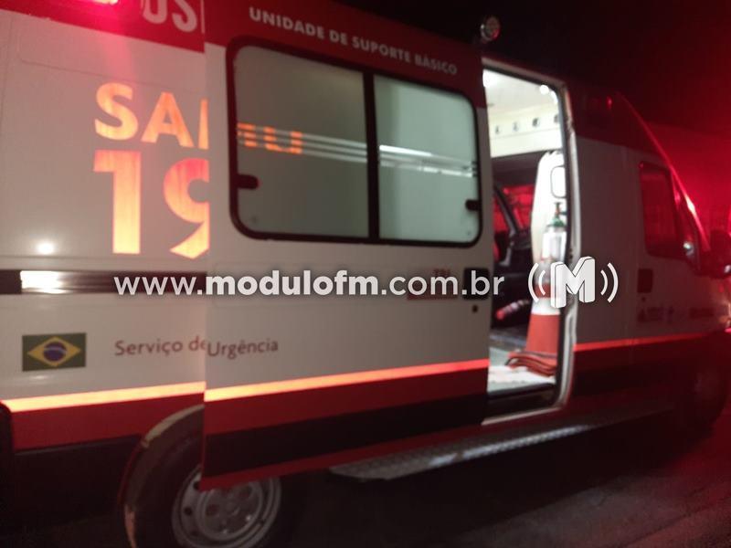 Motociclista perde o controle e cai em córrego no...