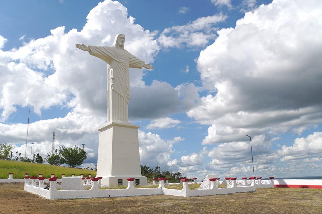Prefeitura de Patrocínio realiza pintura, limpeza e sinalização na...