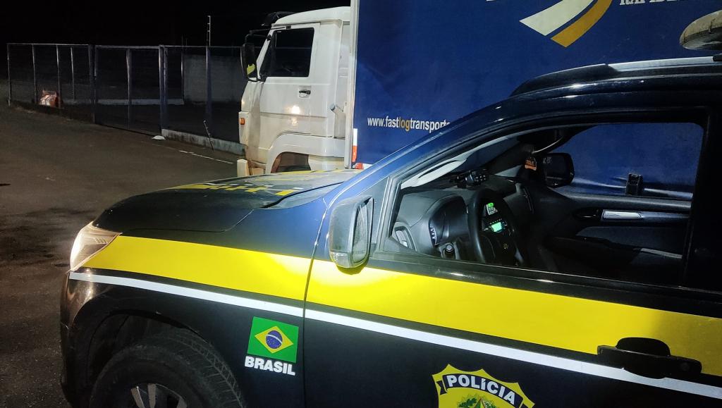 PRF recupera caminhão clonado na BR-365 em Patos de...