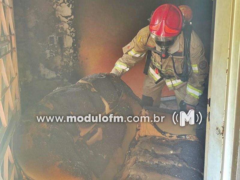 Residência fica parcialmente destruída após incêndio no Bairro Dona...