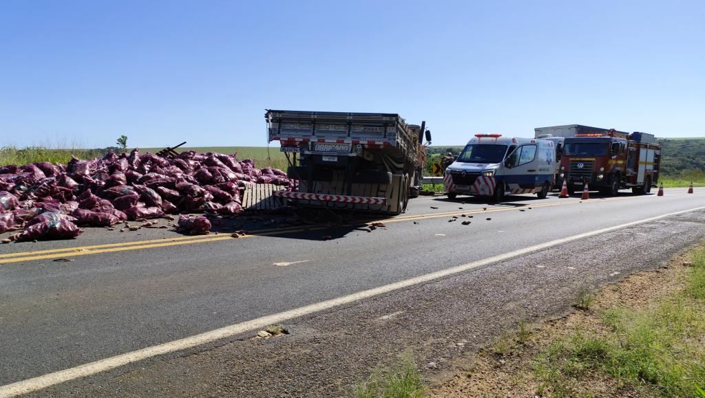 Caminhão carregado de batata-doce capota na CMG-462 e interdita parcialmente a pista
