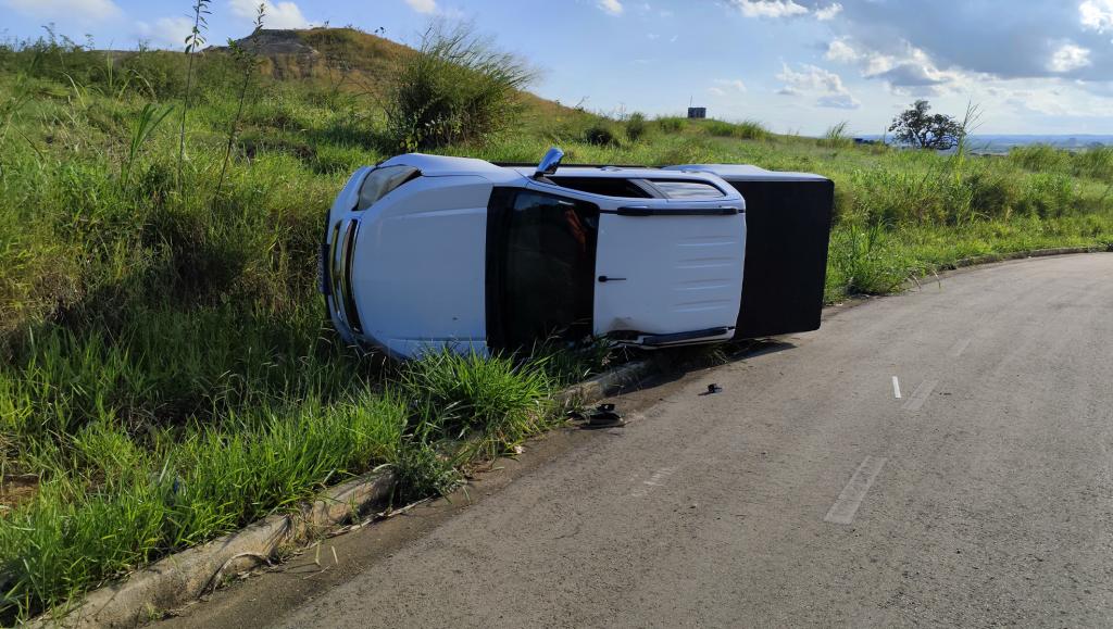 Condutora capota caminhonete na Avenida Maria Silva Nunes em...