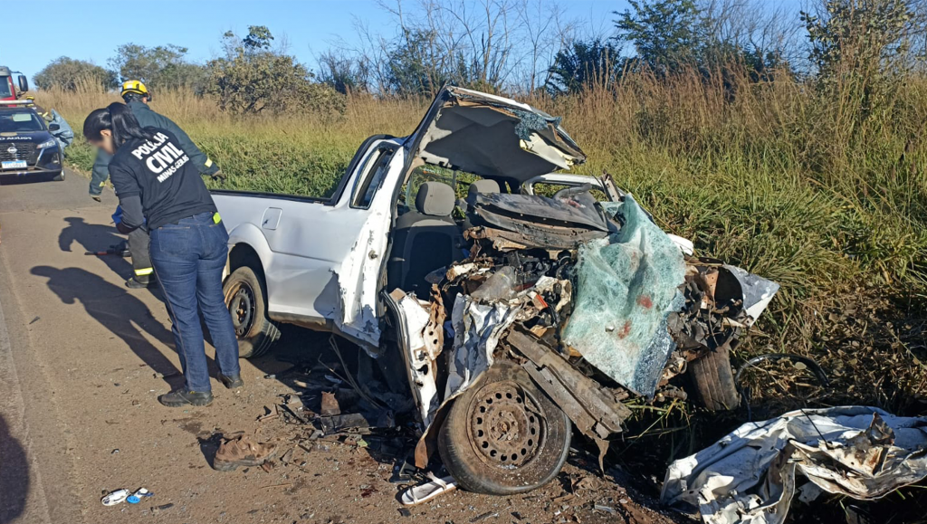 Colisão frontal deixa dois mortos na BR-365 na manhã...