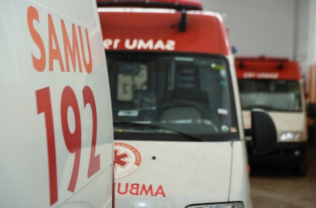 Idoso perde controle de carro após mal súbito e colide em poste no Santo Antônio
