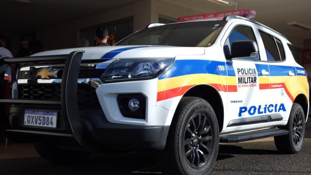 Polícia flagra rinha de galos, apreende armas e prende...