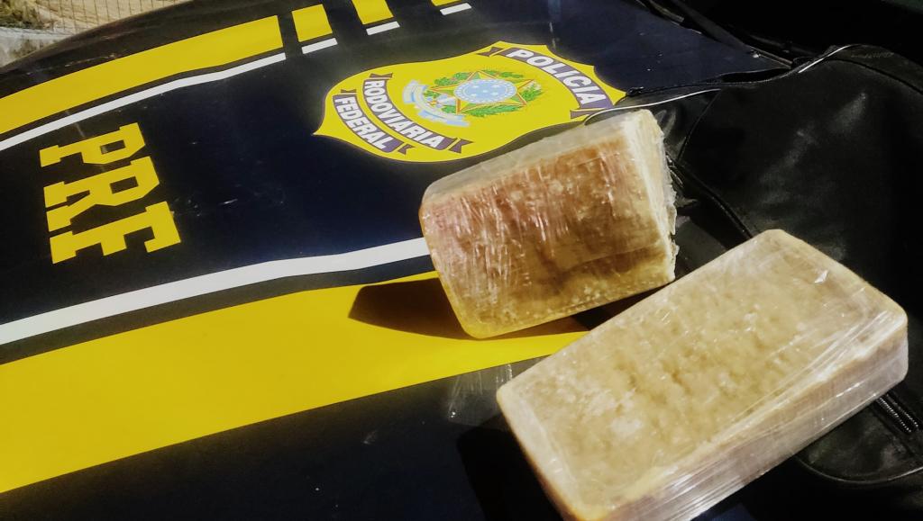 PRF prende mulher com barras de crack na BR-365...