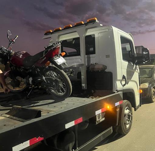 Adolescente é apreendido pilotando moto de forma perigosa em...