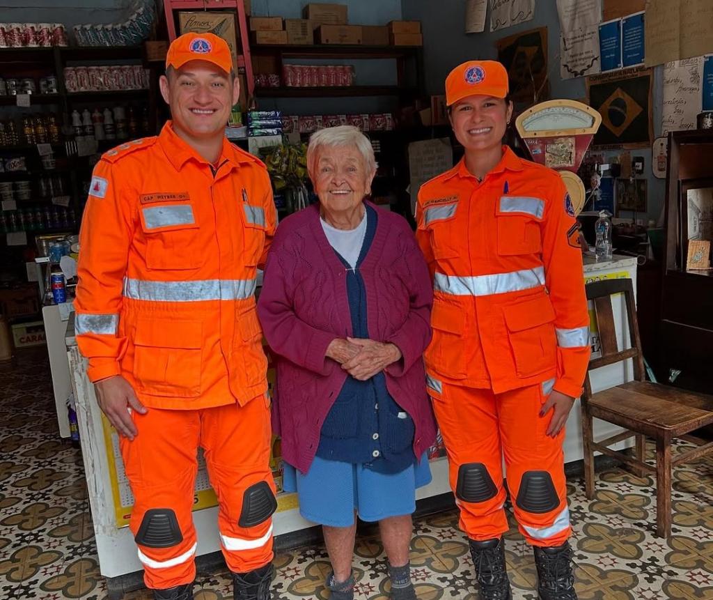 Cartão de comerciante emociona bombeiros e comandante faz visita...