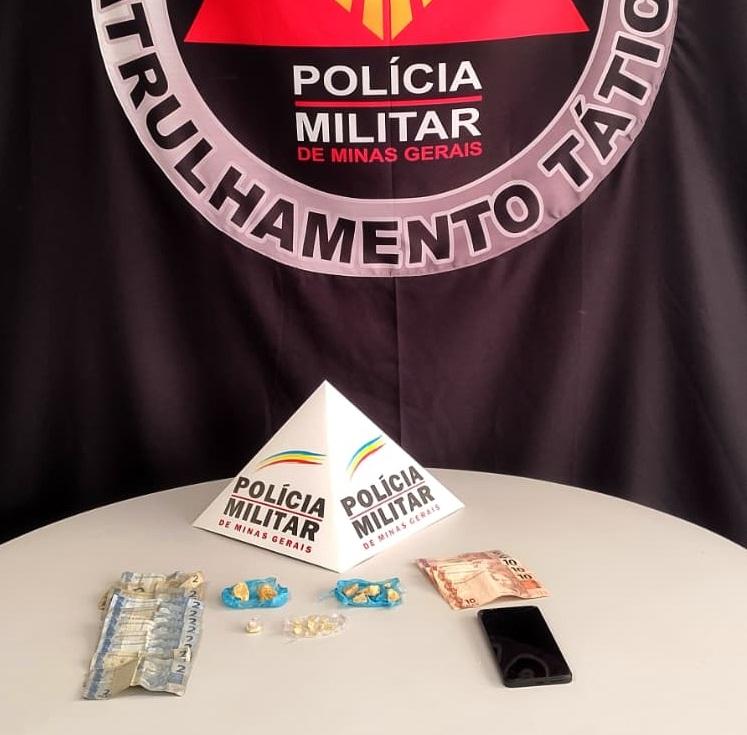 Dupla é presa com pedras de crack durante abordagem...