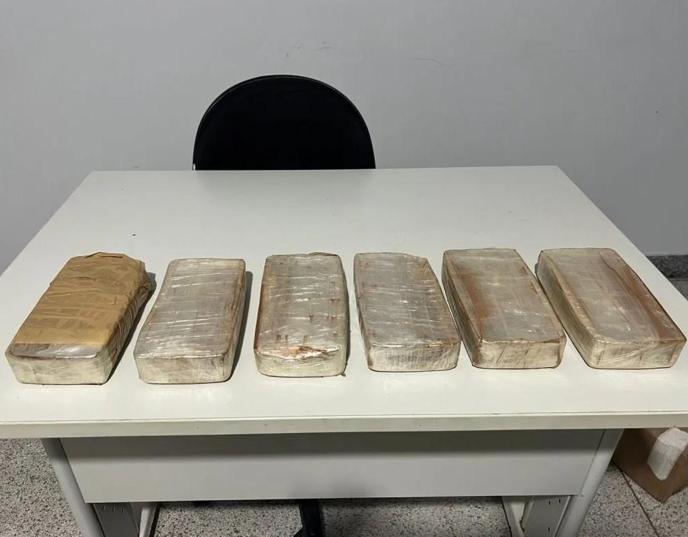 Entregadores são flagrados com seis barras de crack na...