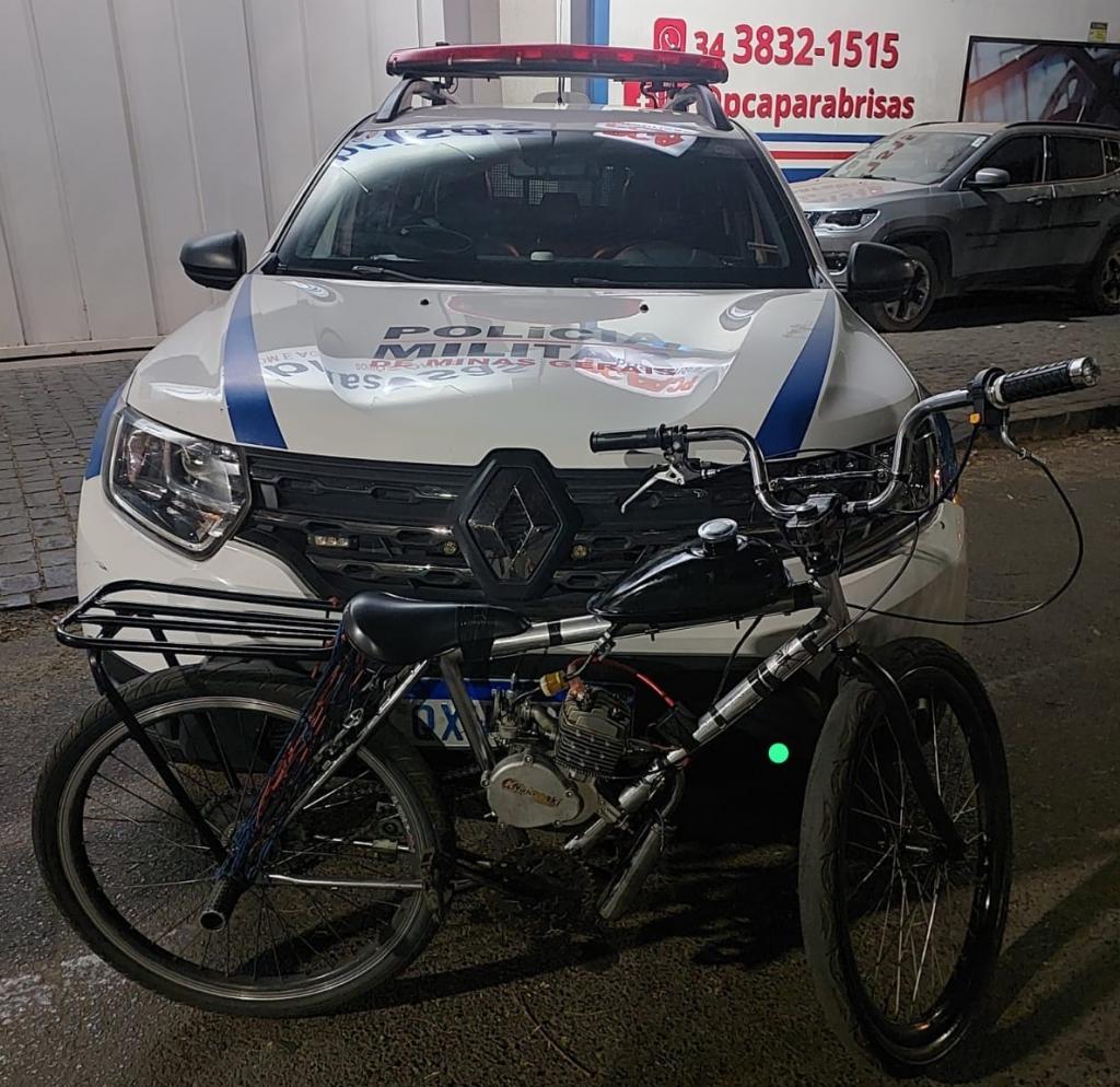 Jovem foge da Polícia Militar com ciclomotor e é...