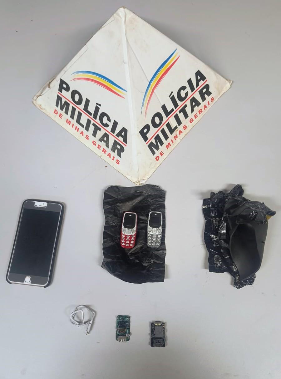 Mulher é presa em Patrocínio com mini celulares que...