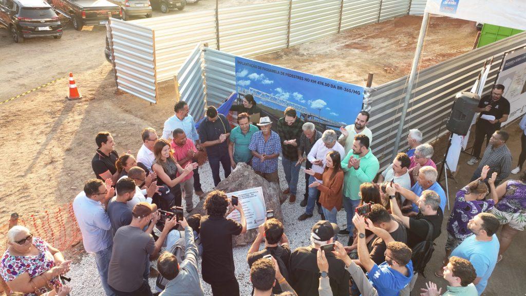 Imagem 1 do post Prefeitura lança pedra fundamental da passarela sobre a BR-365 no bairro Congonhas