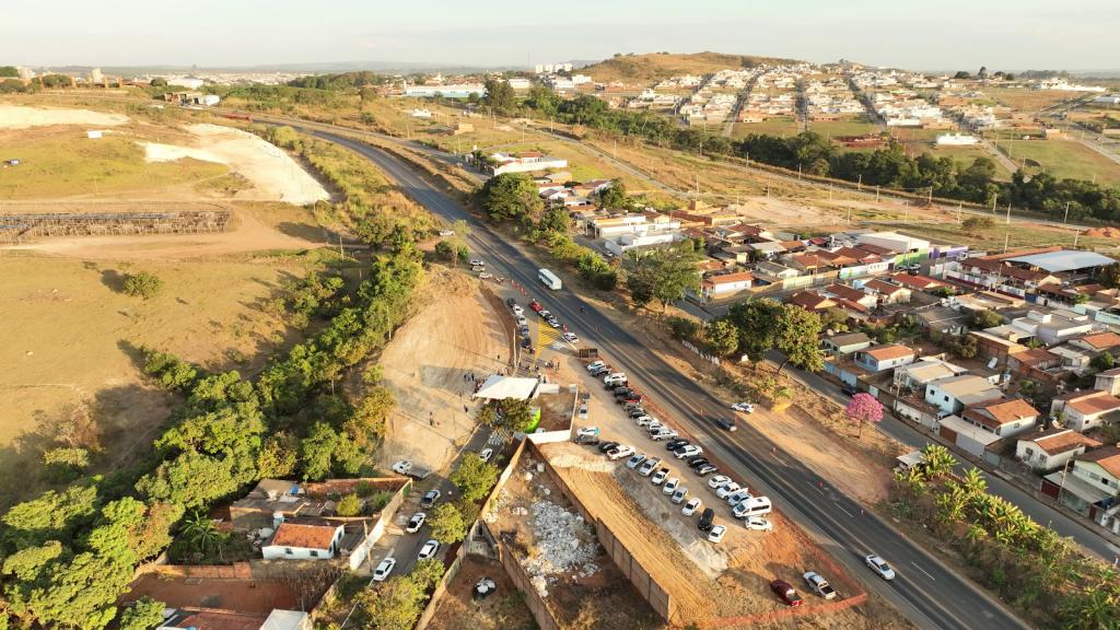 Prefeitura lança pedra fundamental da passarela sobre a BR-365 no bairro Congonhas
