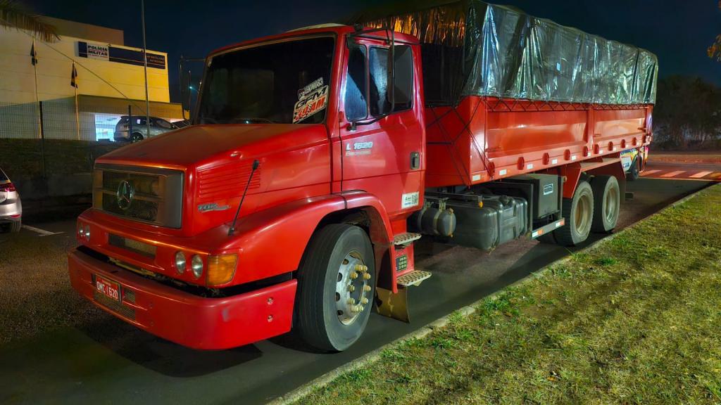 PM prende suspeitos e recupera caminhão com carga de café após assalto violento em Macaúbas de Baixo
