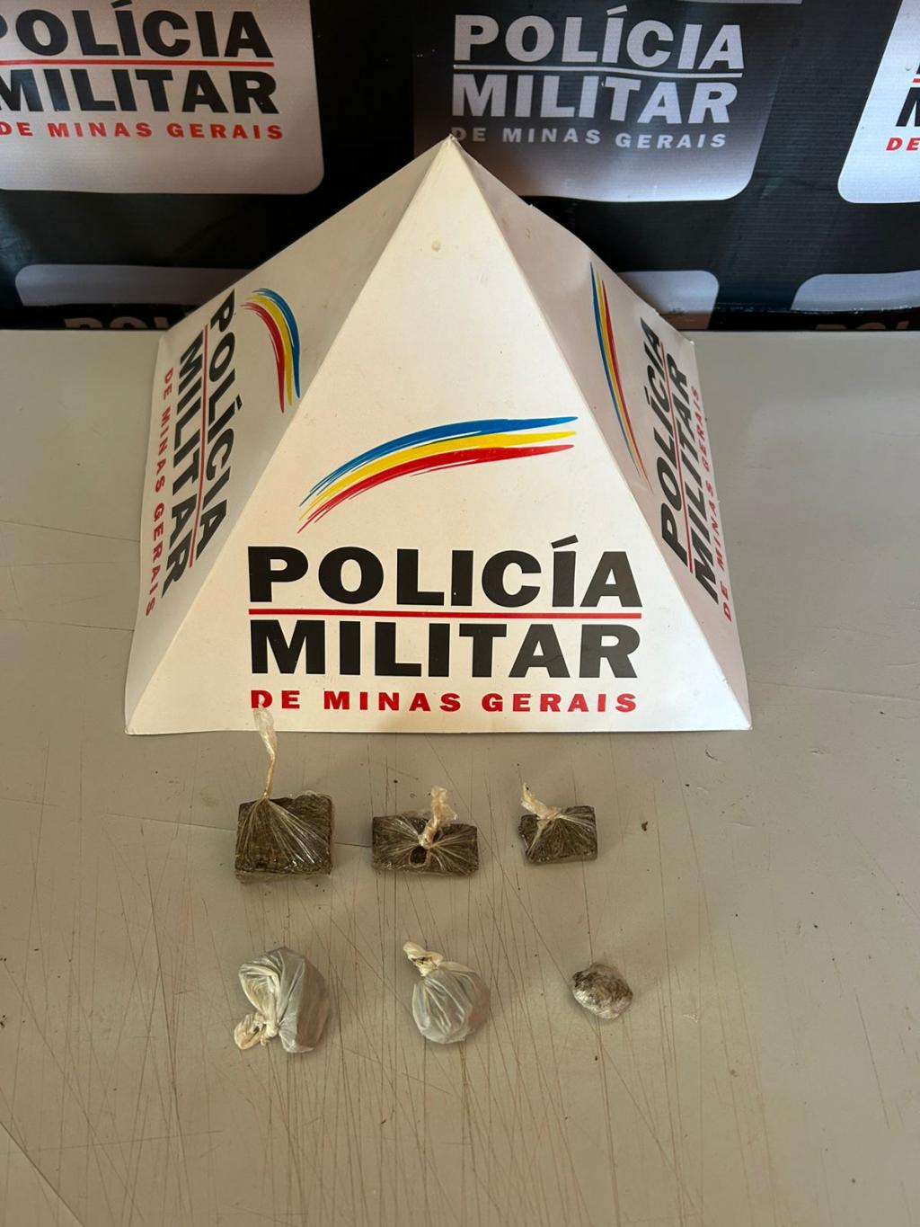 Polícia Militar prende jovem por tráfico de drogas em Coromandel