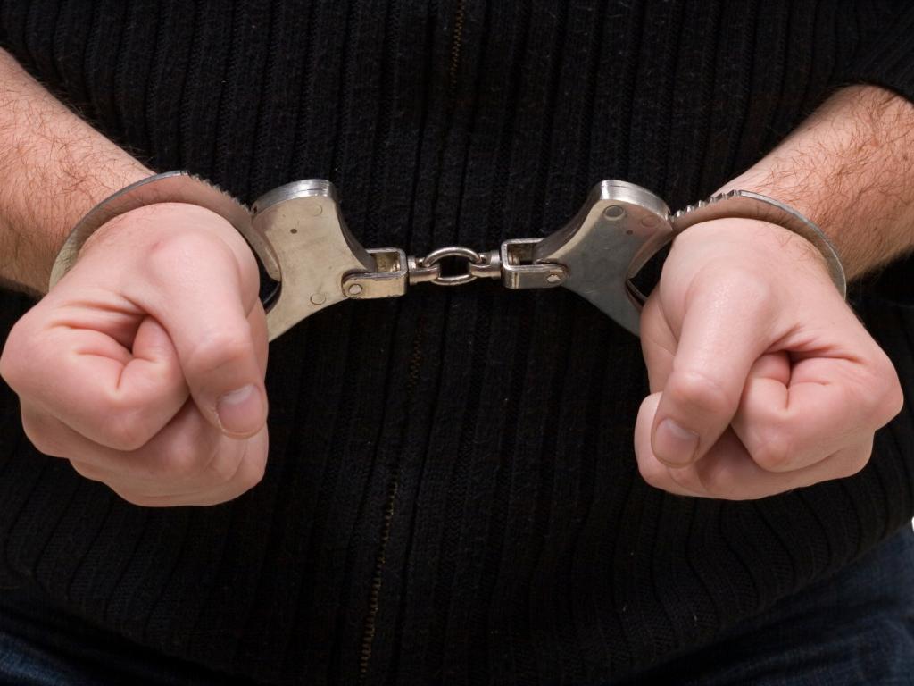 Suspeito de tráfico de drogas é preso com cocaína e crack no bairro Serra Negra