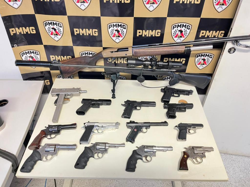 ARSENAL: PM de Patrocínio apreende 15 armas, centenas de munições e prende dois homens