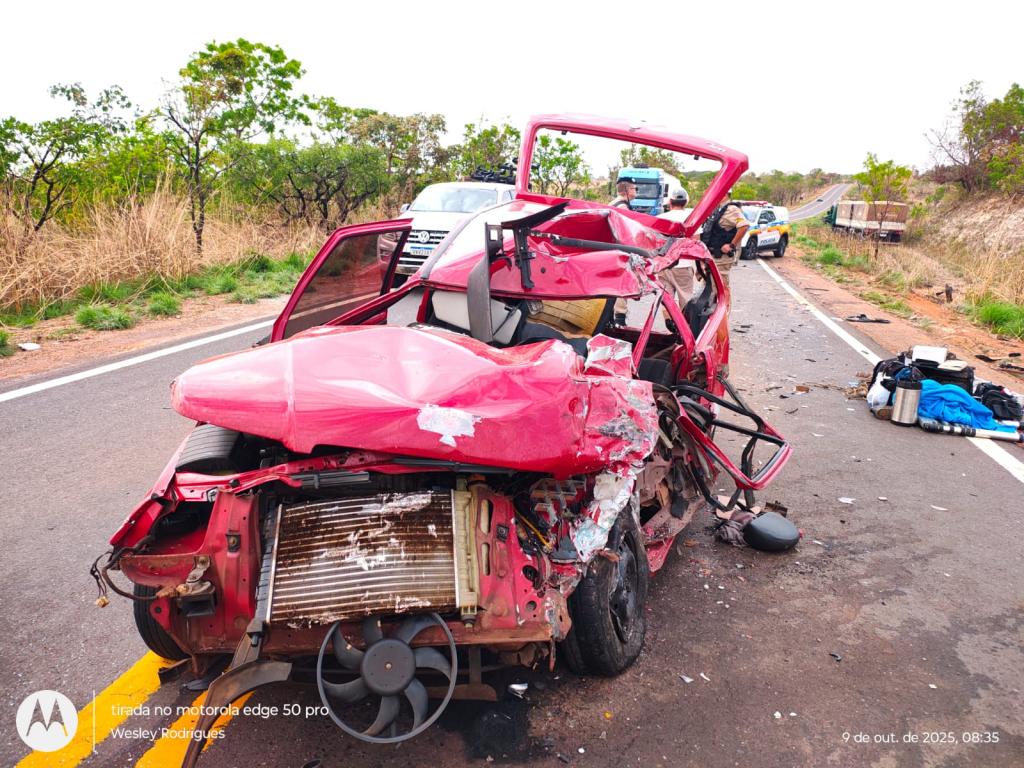Colisão frontal entre carro e carreta deixa motorista gravemente ferido na MG-190