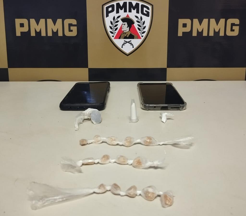 Dupla é flagrada com drogas após denúncia em bar no bairro Enéas Aguiar