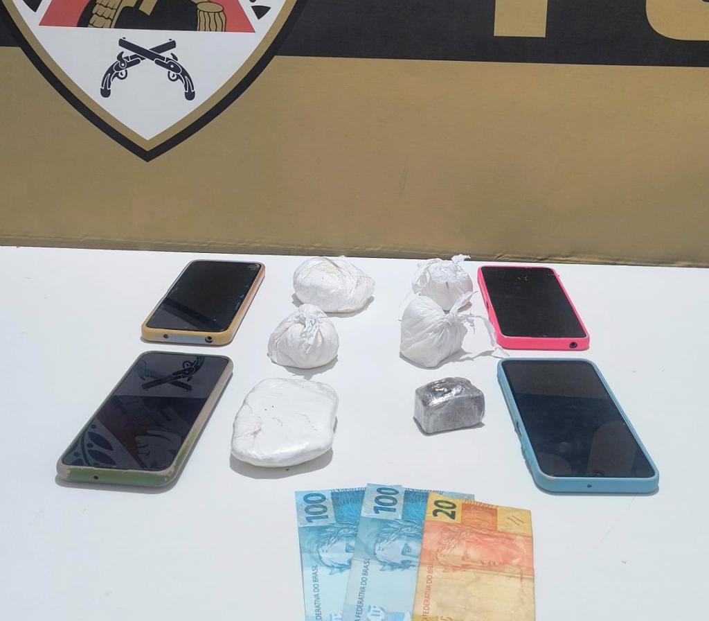 Dupla é presa com maconha e cocaína escondidas em...