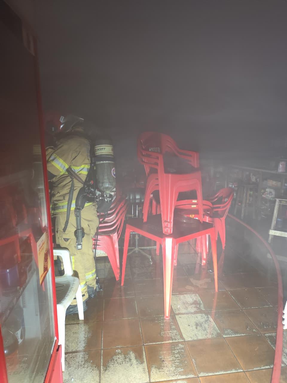 Imagem 3 do post Fogo destrói parte de bar no centro de Patrocínio