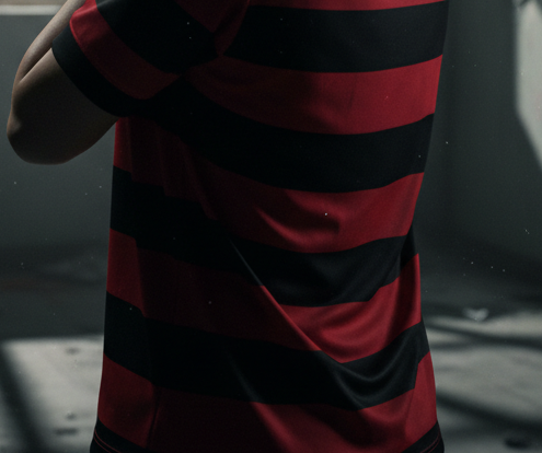 Homem agride mulher com pedaço de pau em discussão...