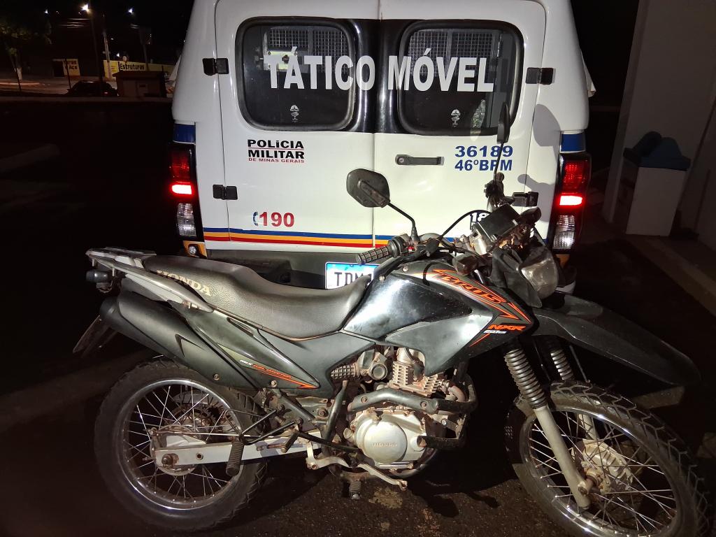Moto furtada é recuperada e jovem é preso em...