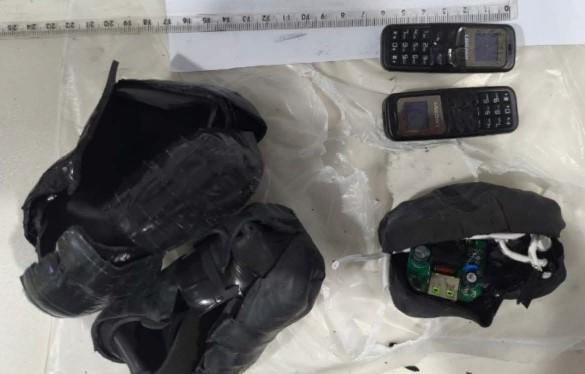 Mulheres escondem drogas e celulares nas partes íntimas para...