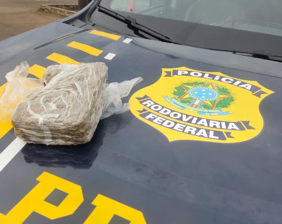 PRF prende homem com tablete de skunk em ônibus...