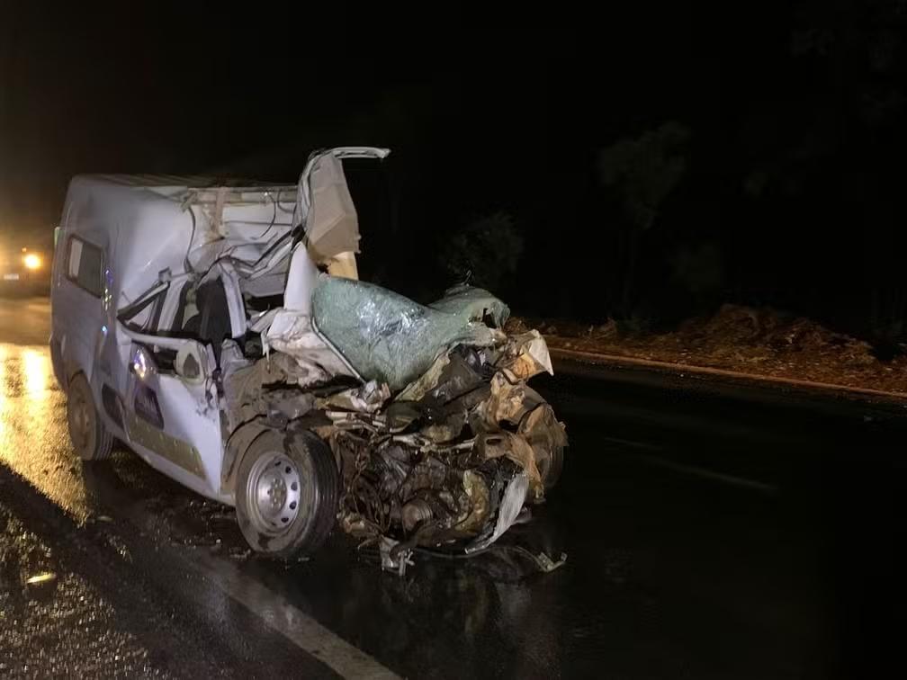 Três morrem em colisão entre ambulância e caminhão na BR-251, em Unaí