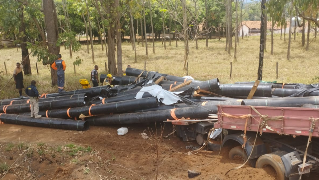 Caminhão carregado com bobinas de lona sai da pista...