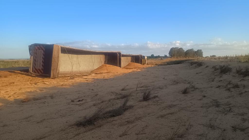 Imagem 2 do post Caminhão tomba na BR-146 em Serra do Salitre após manobra arriscada de outro veículo
