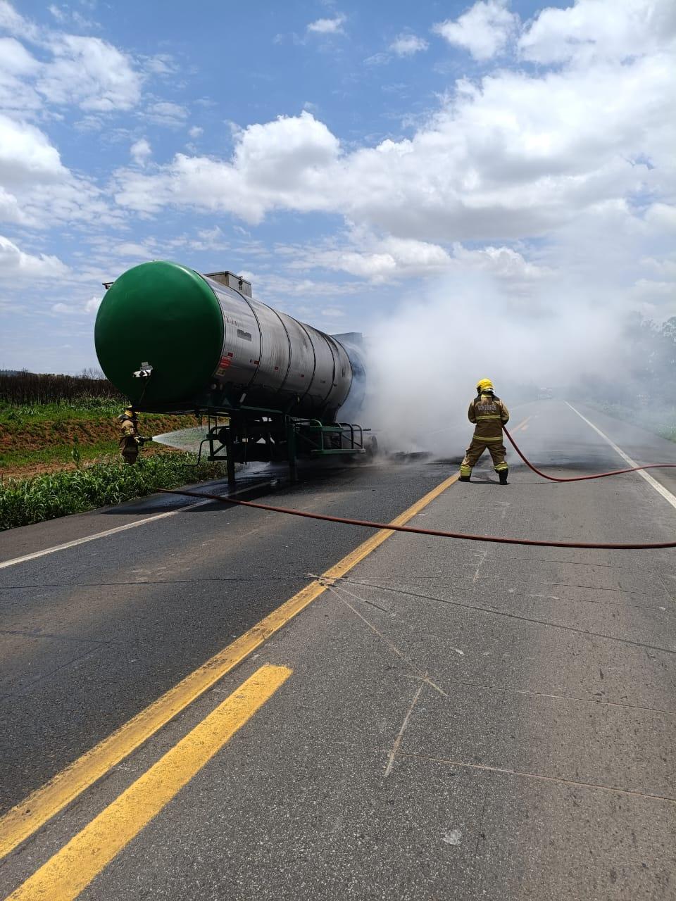 Imagem 3 do post Carreta carregada de leite pega fogo na BR-365 e bombeiros de Patrocínio apagam incêndio