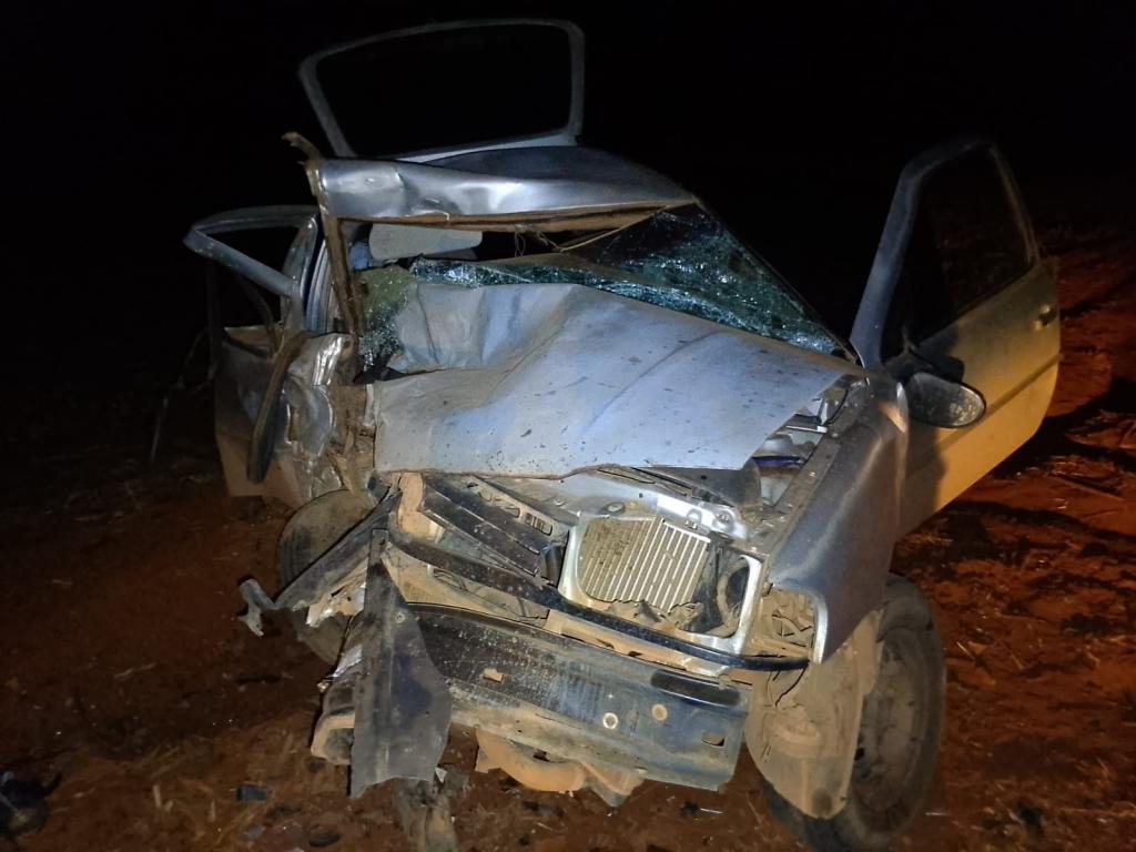 Colisão frontal deixa uma mulher morta e duas pessoas...