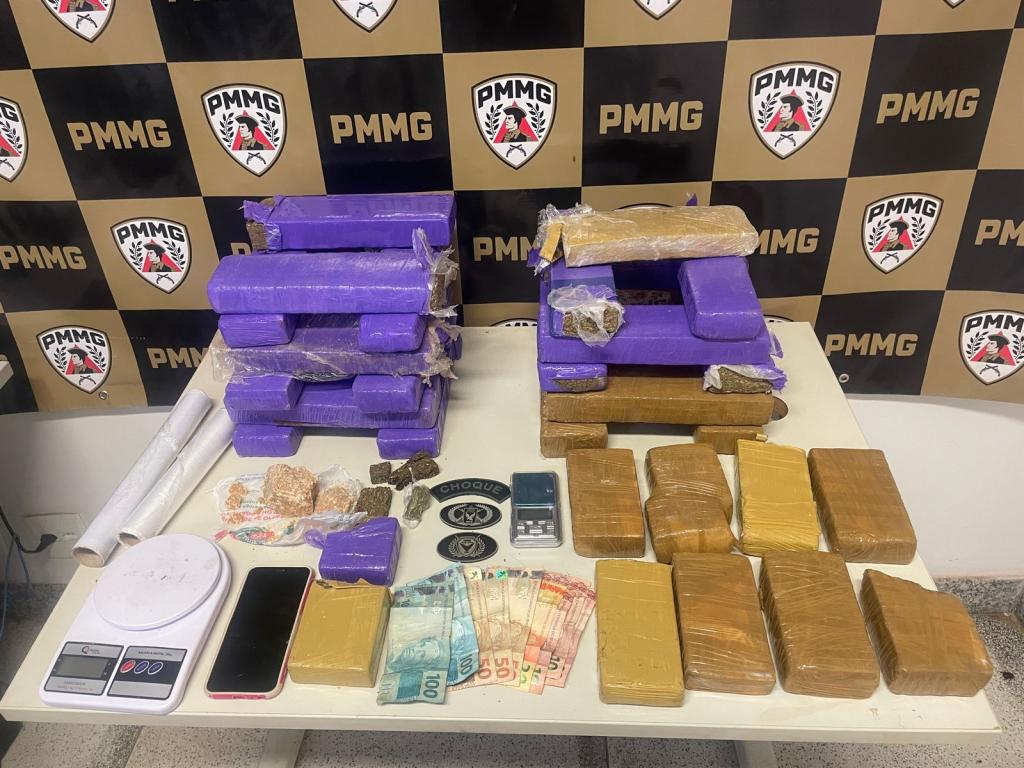 Dupla é flagrada com mais de 30 barras de...