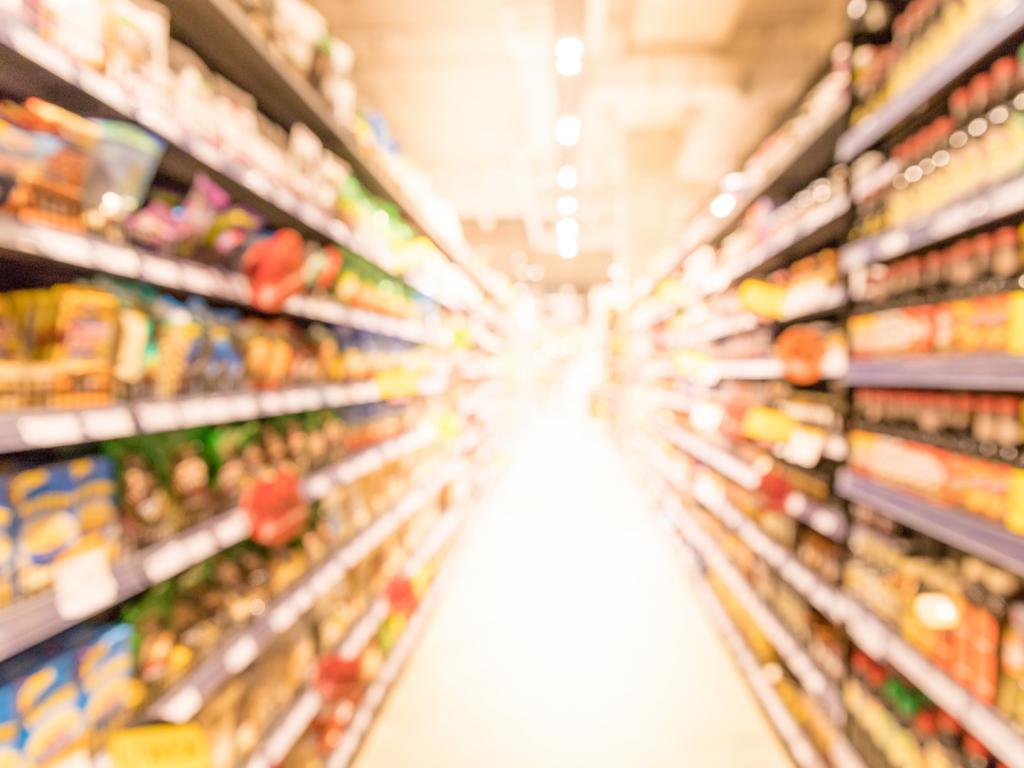 Homem acompanhado de criança é flagrado furtando alimentos em...